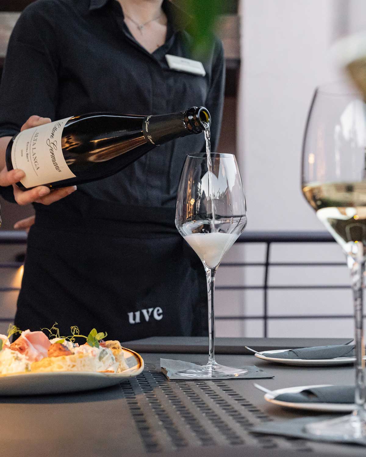 Un calice di vino o un cocktail, valido per due persone.