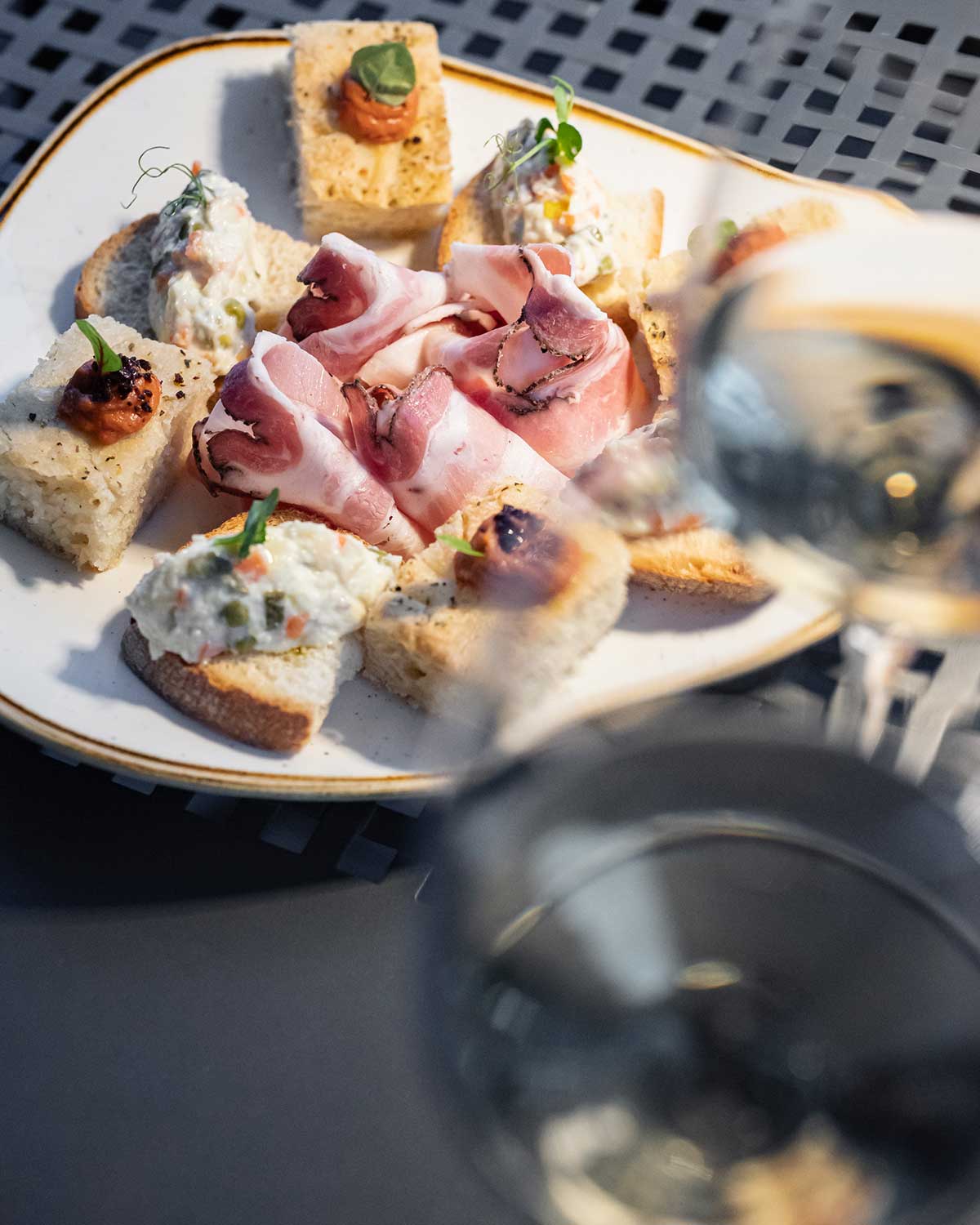 Tagliere di formaggi e salumi, più calice di vino o un cocktail, valido per due persone.