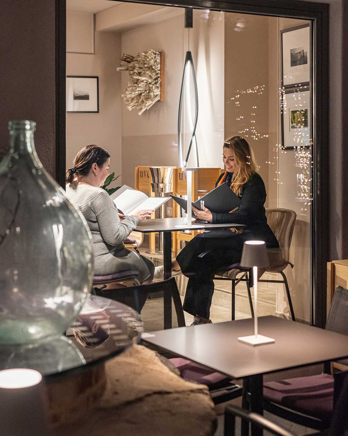 Tre portate (più un calice di vino opzionale) a persona, valido per due persone.