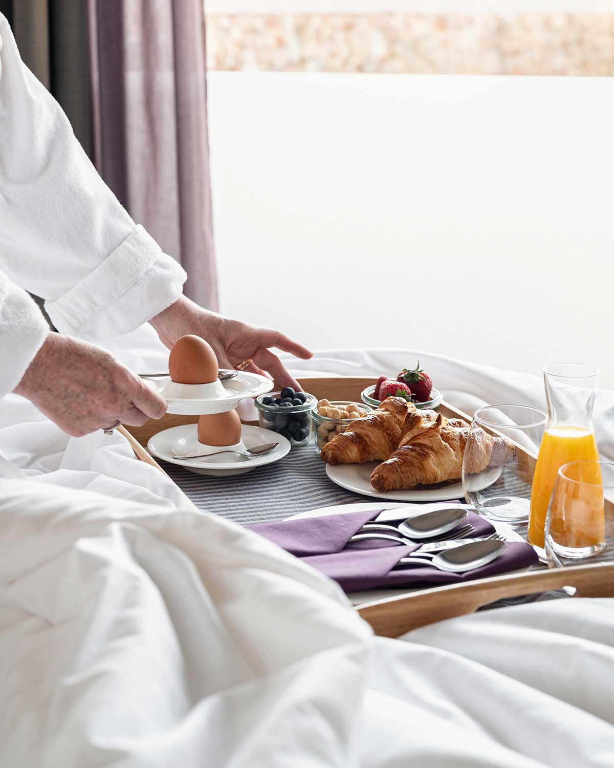 Aperitivo di benvenuto, pernottamento in stanza Deluxe, colazione, Free Wi-Fi e late checkout, valido per due persone.